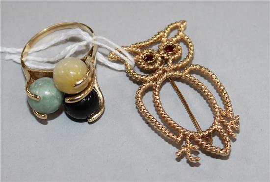 A 14ct gold owl brooch and a 14ct gold and triple hardstone sphere ring.